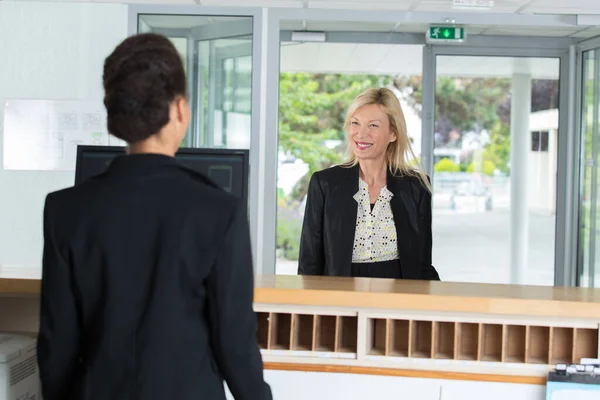 Cordial Recepcionista Del Hotel Acogedor Cliente Femenino — Foto de Stock