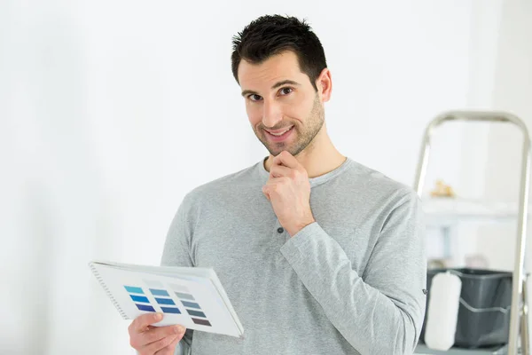 Man Denkt Aan Een Kleur Voor Muur — Stockfoto