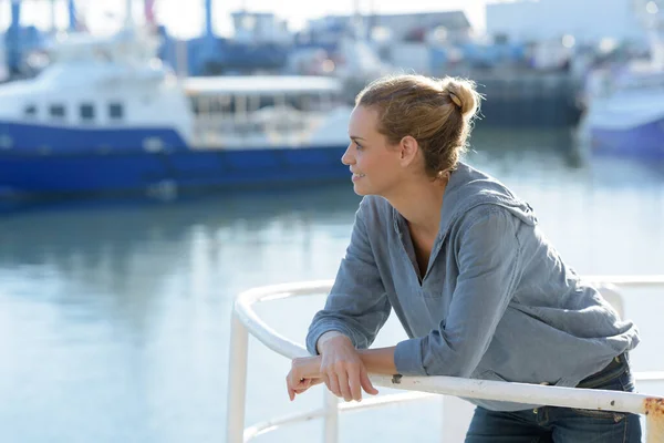 Frau Arbeitet Auf Einem Motorboot — Stockfoto