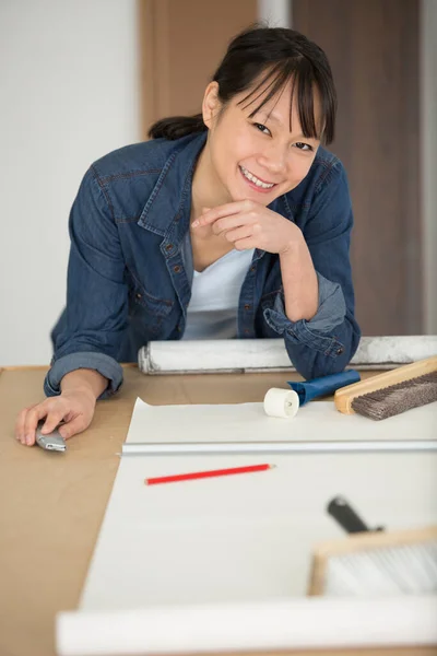 Donna Felice Preparazione Lavoro Carta Parati — Foto Stock