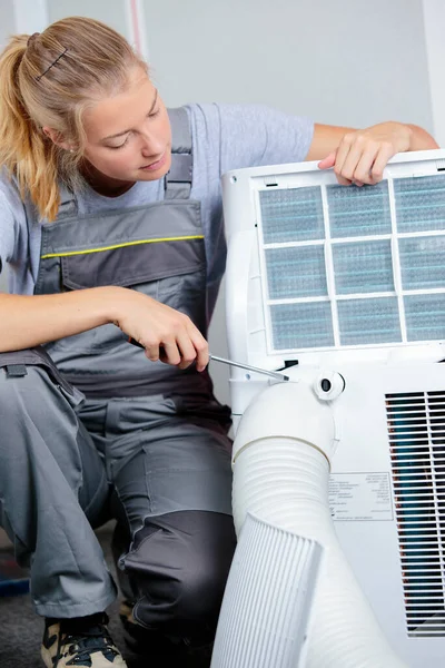 Female Technician Holding Screwdriver Fix Air Conditioning Unit — Stock fotografie