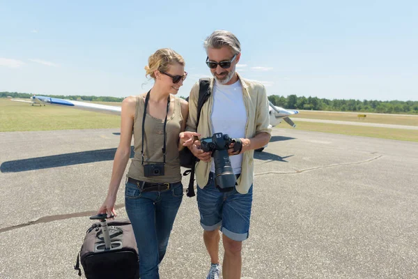 Adorable Blonde Photographer — Stockfoto