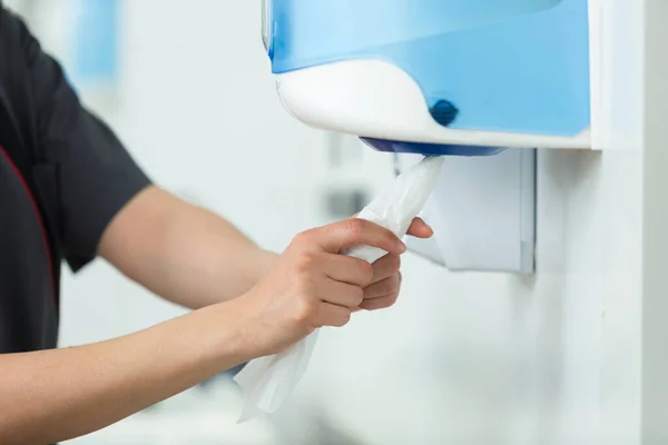 Taking Paper Tissue Dispenser — Stok fotoğraf