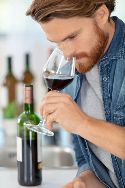 Schöner Junger Mann Der Rotwein Riecht — Stockfoto