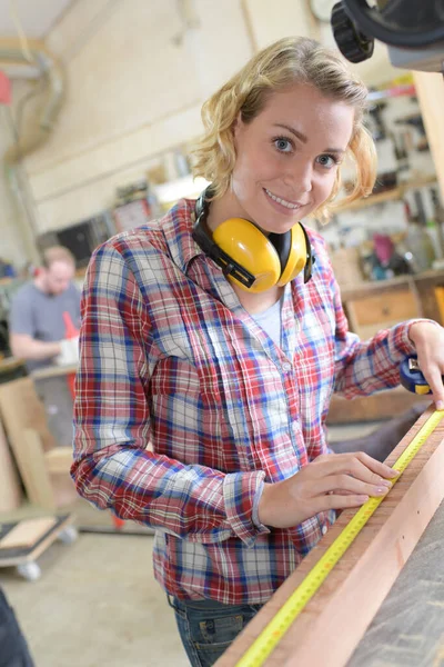 Carpintero Hembra Que Mide Tablero Madera Adecuado Taller — Foto de Stock