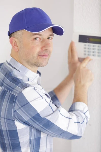 Joven Técnico Masculino Instalando Sistema Seguridad — Foto de Stock