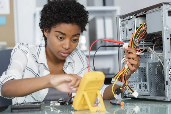 Young Female Computer Repairer Using Multimeter — 图库照片