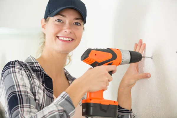 Donna Utilizzando Cacciavite Cordless — Foto Stock