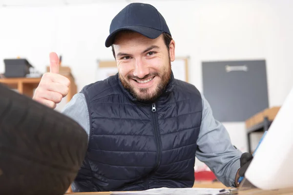 Manlig Mekaniker Bil Servicecenter — Stockfoto