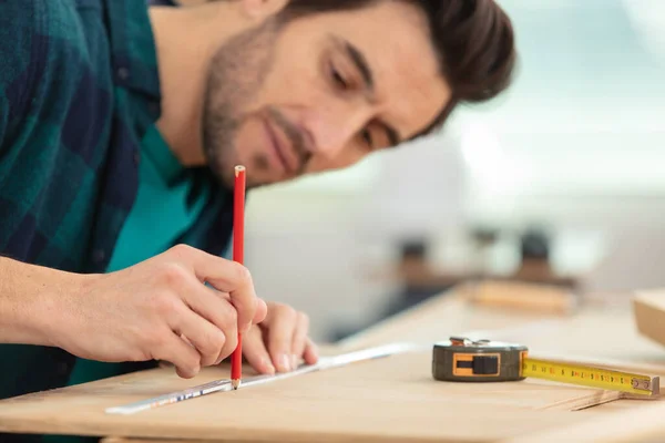 Beskuren Bild Äldre Snickare Mäta Trä — Stockfoto