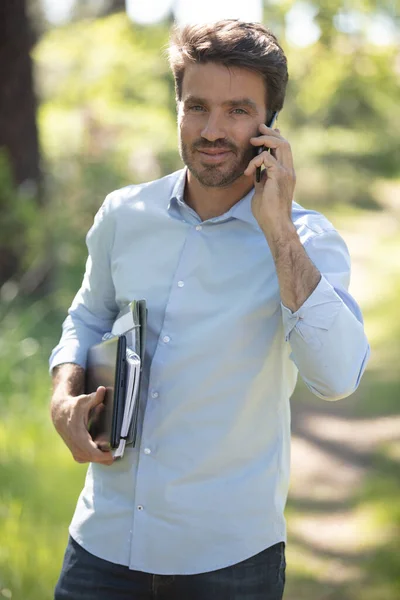 Красивий Бізнесмен Використовуючи Телефон Парку — стокове фото