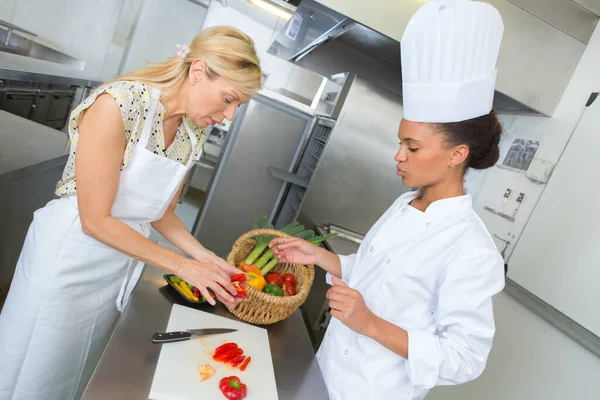 Chef Being Taught How Chop Peppers — ストック写真