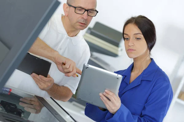 Junge Mechanikerin Mit Manager Tablet — Stockfoto