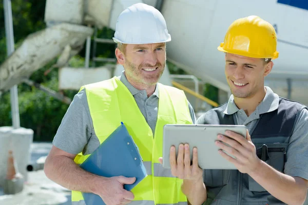 Die Beiden Männer Mit Helmen Unterhalten Sich Vor Der Fabrik — Stockfoto