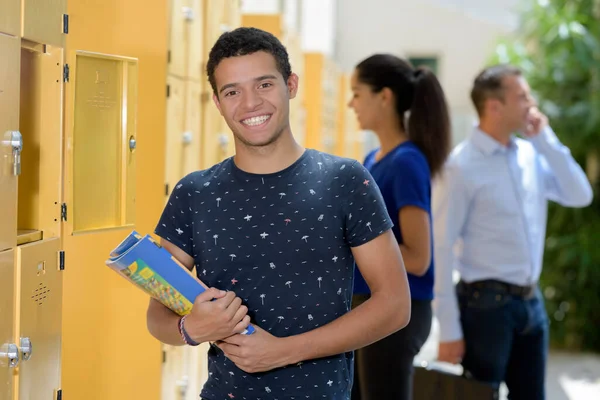 学生在大学的储物柜里保持他的书 — 图库照片