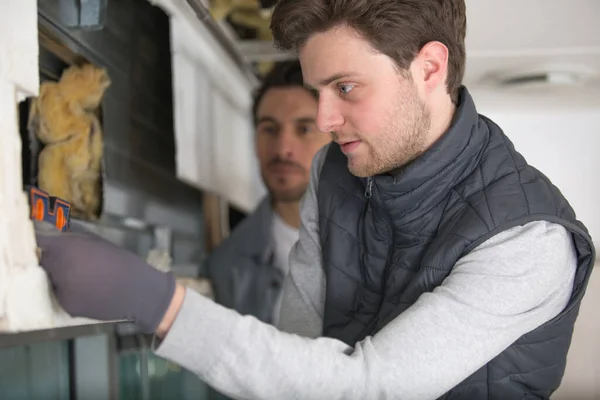 Apprentice Builder Using Spirit Level Supervision — Φωτογραφία Αρχείου