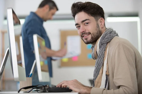 Lärare Med Manliga Studenter Med Hjälp Datorer — Stockfoto