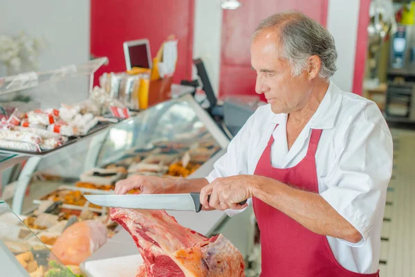 Carnicero Está Cortando Carne — Foto de Stock