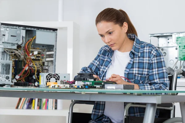 Female Technician Fixing Computer — Zdjęcie stockowe