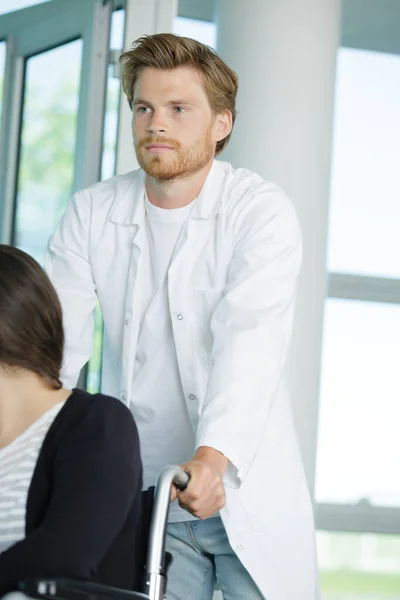 Facchino Medico Che Spinge Paziente Sulla Sedia Rotelle — Foto Stock