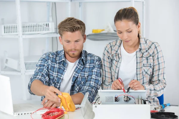 Male Female Technicians Using Multimeter Test Electrical Appliance — Foto Stock