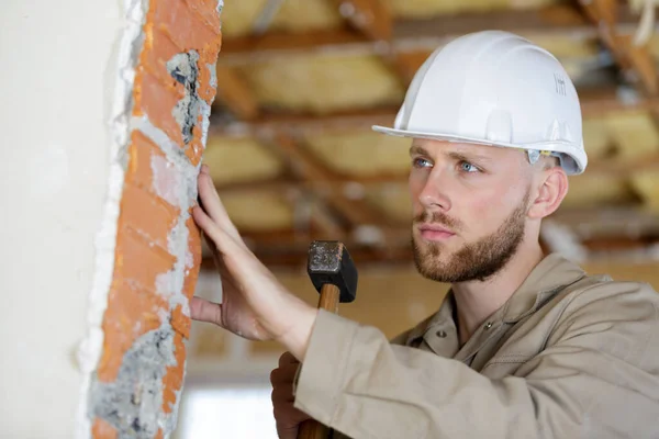 Ein Bauarbeiter Mit Dem Hammer — Stockfoto