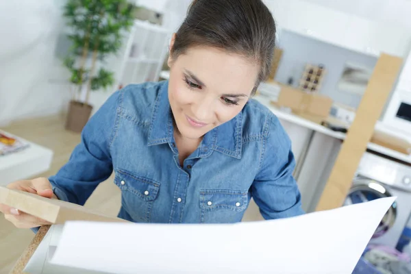 Eine Arbeiterin Baut Möbel Zusammen — Stockfoto