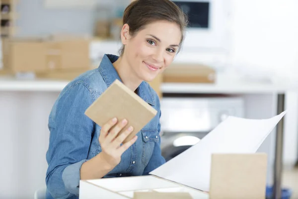 Frau Baut Möbel Neuer Wohnung Zusammen — Stockfoto