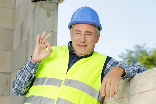 Ältere Arbeiter Machen Zeichen Auf Unfokussierten Hintergrund — Stockfoto