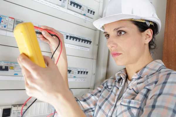 Female Electrical Worker Installing Fuse Box — Stockfoto