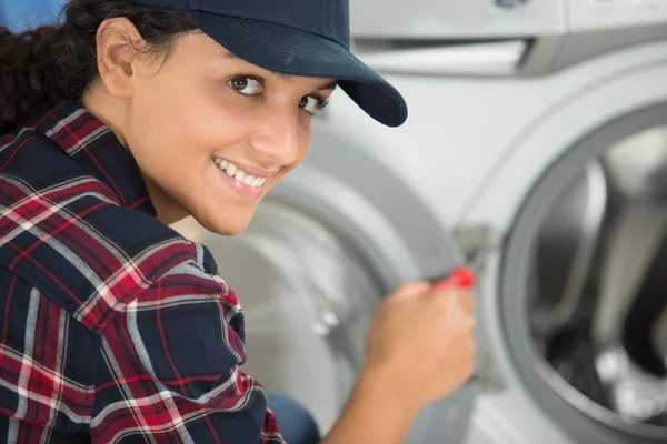 Renovering Tvättmaskin För Kvinnliga Rörmokare — Stockfoto