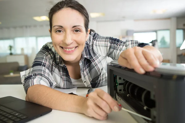 Happy Woman Fixing Printer — Photo
