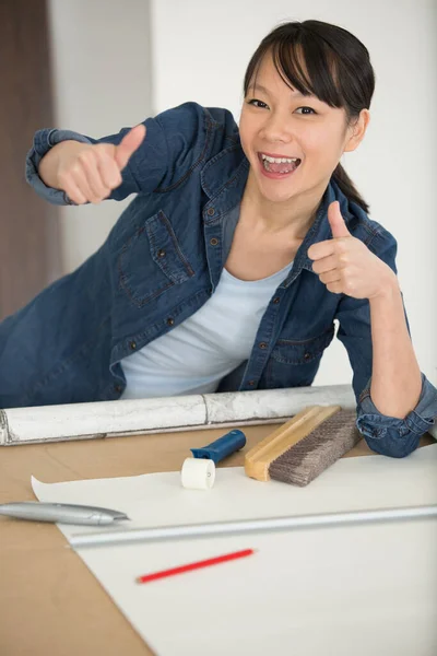 Laughing Female Carpenter Showing Thumbs — Stockfoto