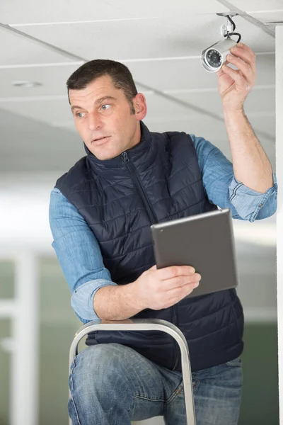 Man Installing Cctv Camera Tabler — Stockfoto