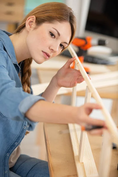 Vrouw Werken Met Hardware Gebouw Meubels — Stockfoto