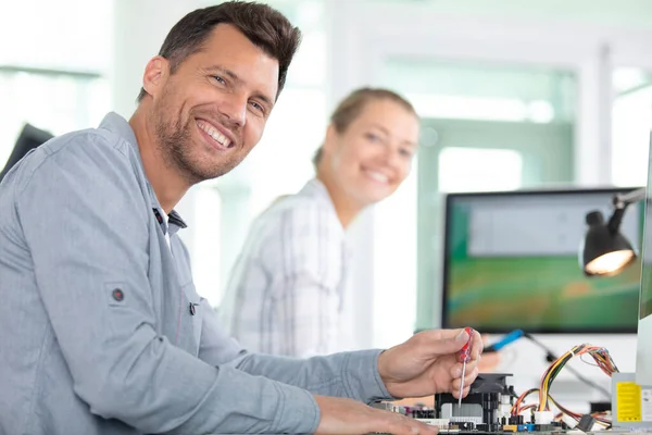 Couple Engineers Repairing Computer Device — Stockfoto