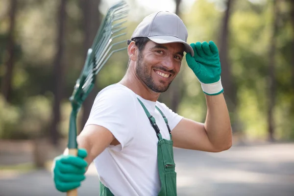 Giardiniere Maschio Felice Con Strumento Giardinaggio — Foto Stock