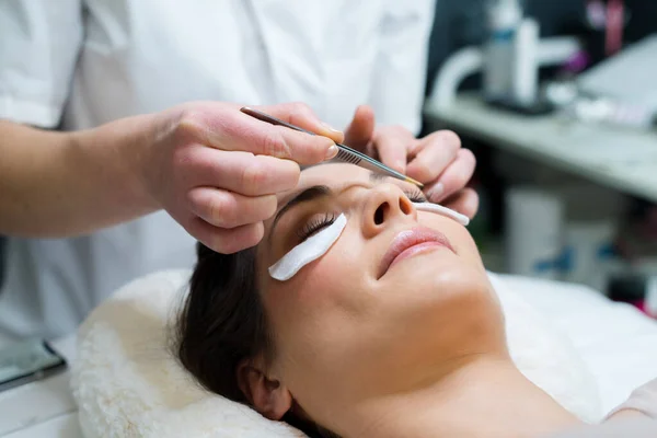 Close Beautician Tweezing Patients Eyebrows —  Fotos de Stock