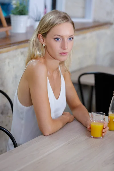 Retrato Una Mujer Bebiendo Jugo Naranja — Foto de Stock