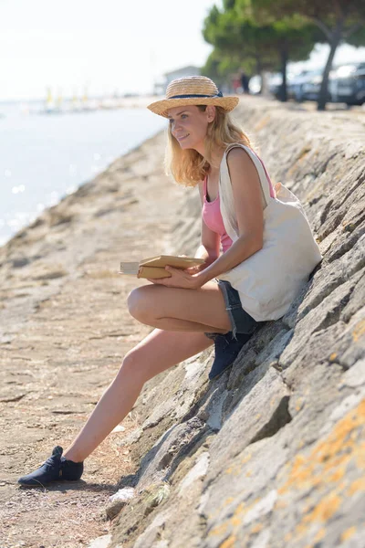 Frau Liest Ein Buch Strand — Stockfoto