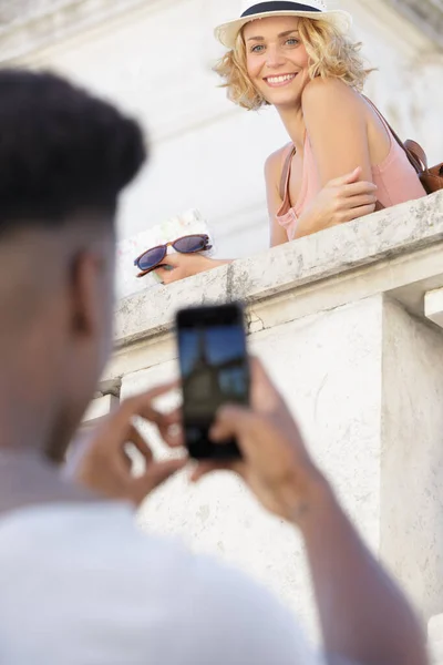 Young Man Taking Picture Girlfriend Outdoors — Φωτογραφία Αρχείου