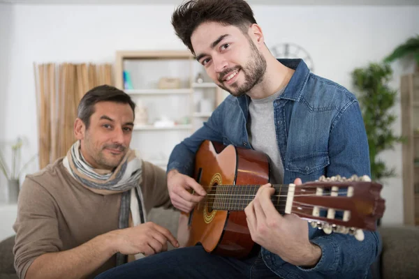 Rapaz Adolescente Aprendendo Tocar Guitarra — Fotografia de Stock