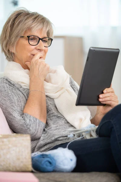 Donna Anziana Con Occhiali Vista Che Naviga Tablet Digitale — Foto Stock