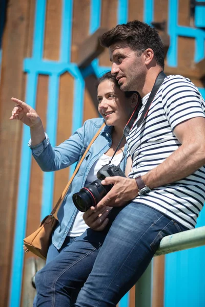 Pareja Turistas Disfrutando Visitas Turísticas Explorar Ciudad —  Fotos de Stock