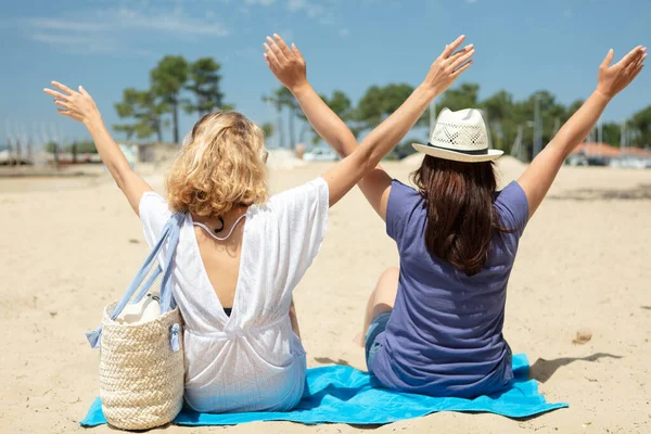 Женщины Отдыхают Пляже Распростертыми Объятиями — стоковое фото