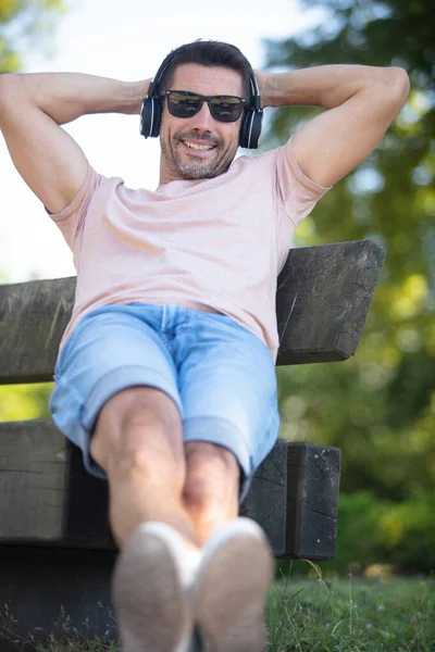 Man Wearing Headphones Relaxing Park Bench — Zdjęcie stockowe