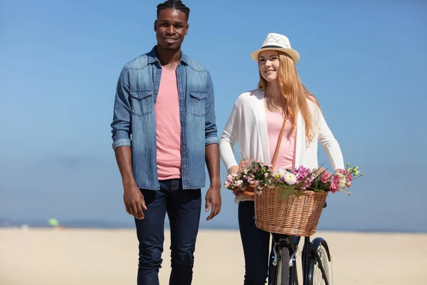 Young Couple Bicycle Sandy Beach — 图库照片