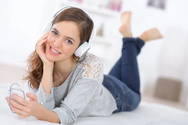 Portrait Woman Layed Listening Headphones — 스톡 사진