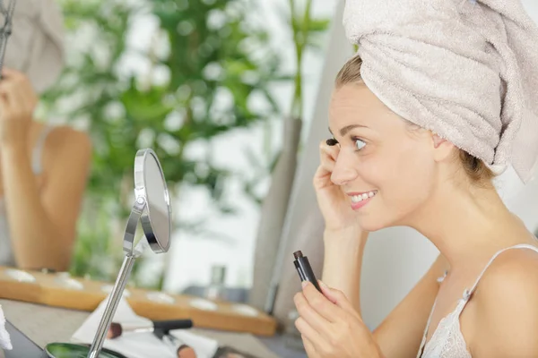 Woman Getting Ready Work Doing Morning Makeup Routine — Stockfoto
