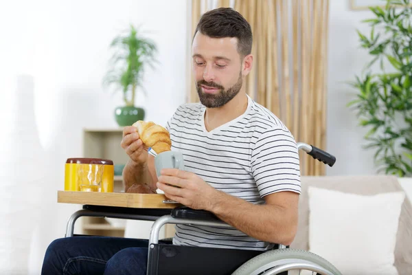 Bello Uomo Sedia Rotelle Avendo Una Pausa — Foto Stock